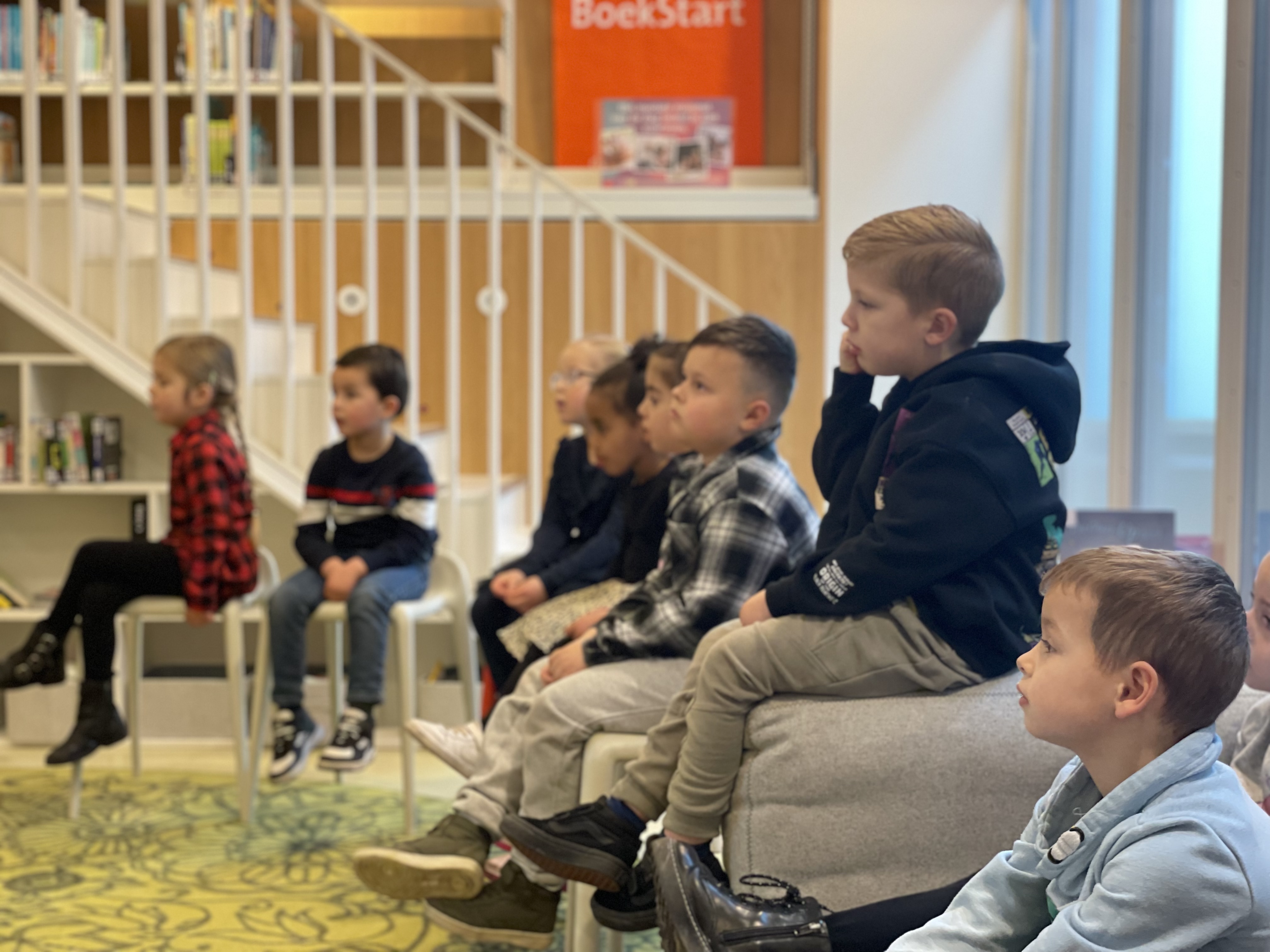 Bezoek aan de bieb en verjaardag van Jade 