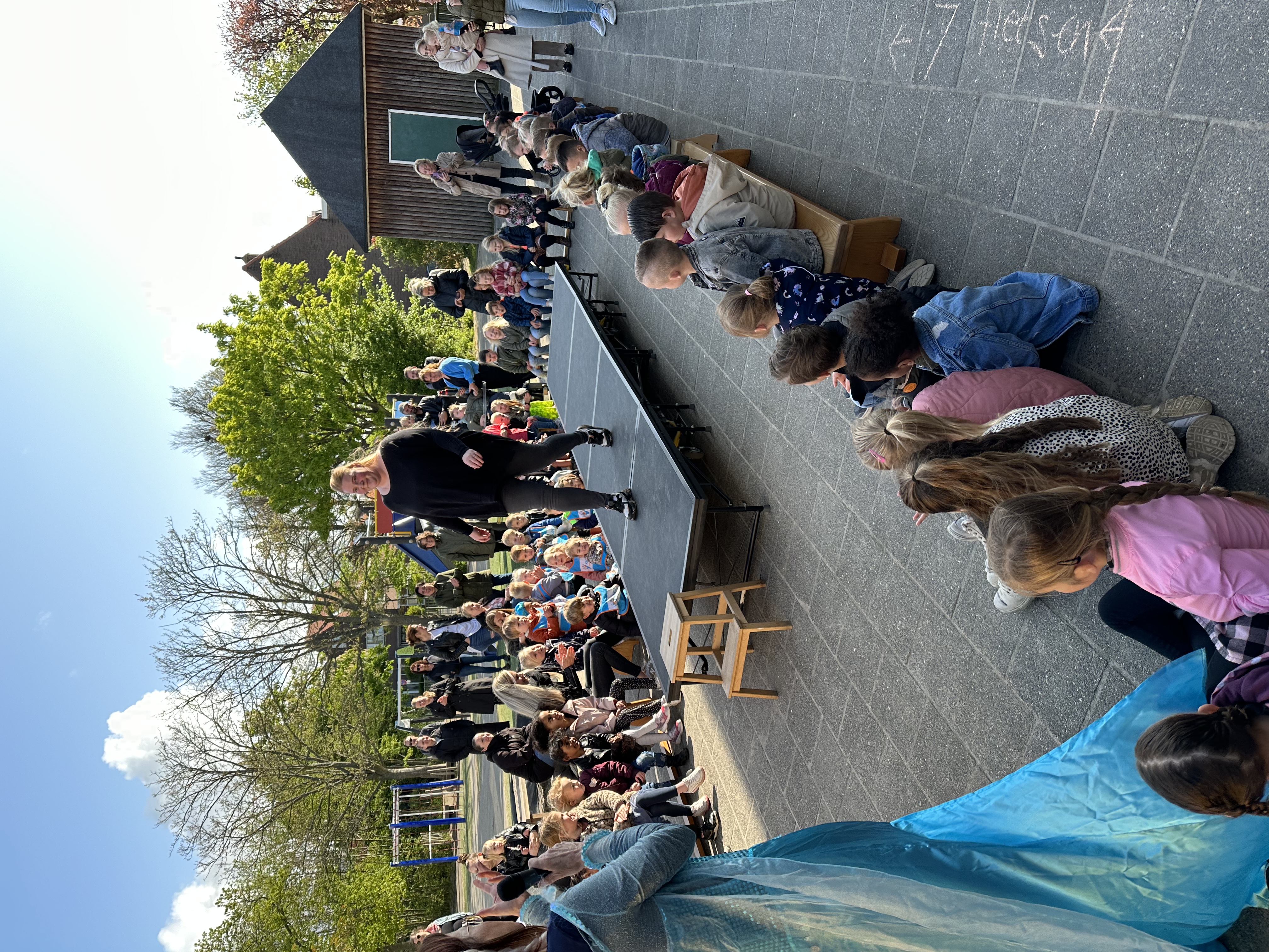 Thema opening, verjaardag en verstoppertje door de school 