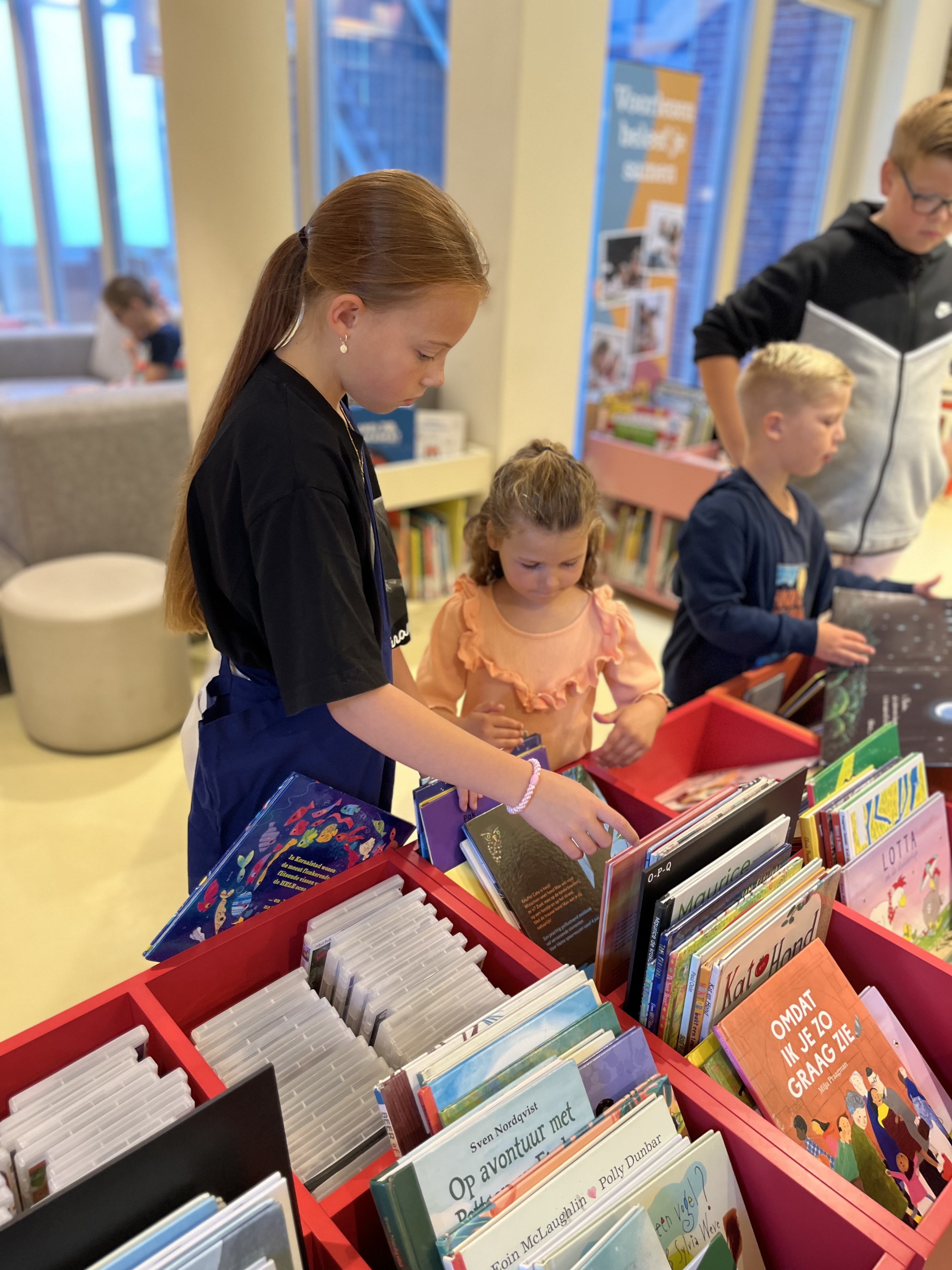 Samen met groep 8 naar de bibliotheek 📚 