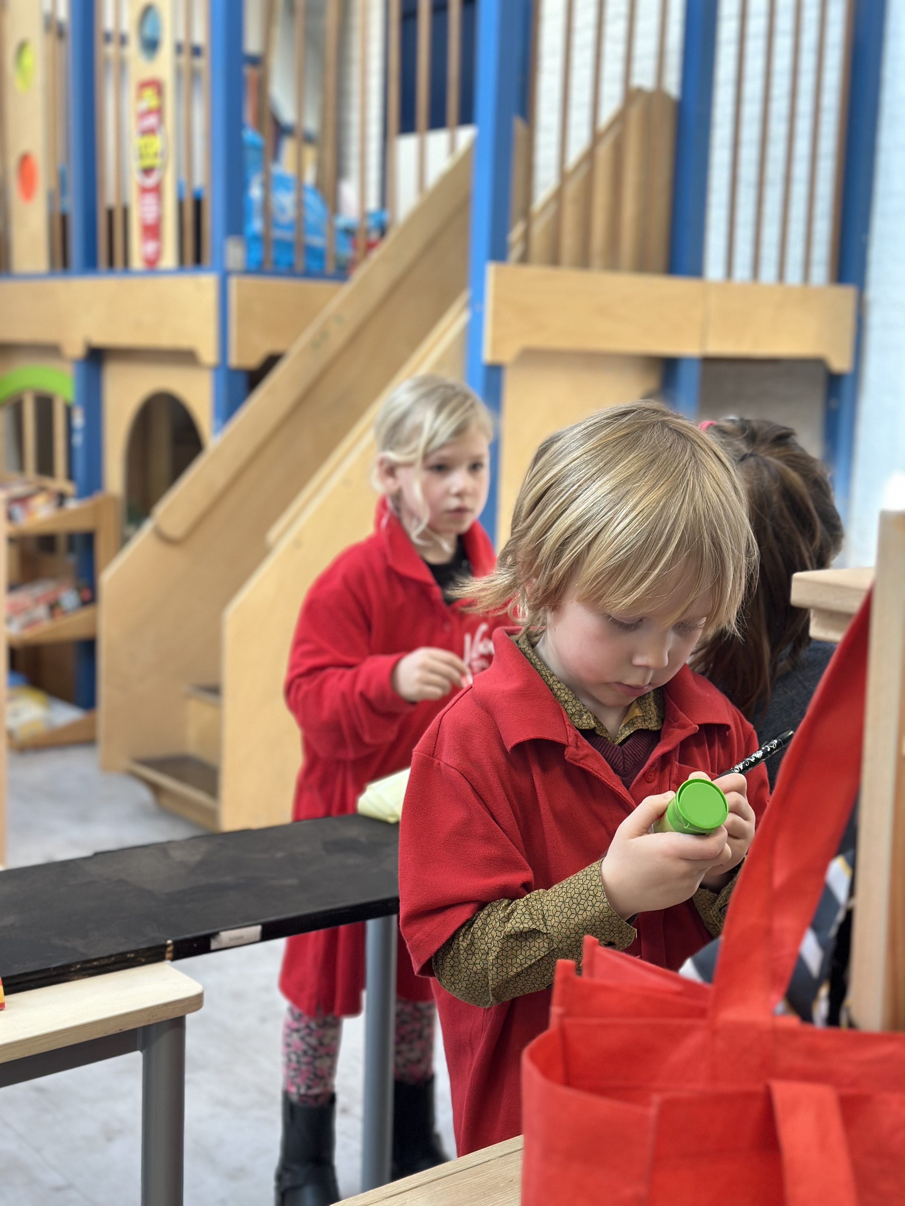 Vakkenvullers aan het werk 🍎🥬🥫🍫